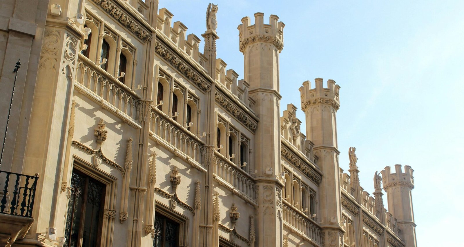 Beige Betongebäude während des Tages auf Mallorca, fotografiert von L'Odyssée Belle