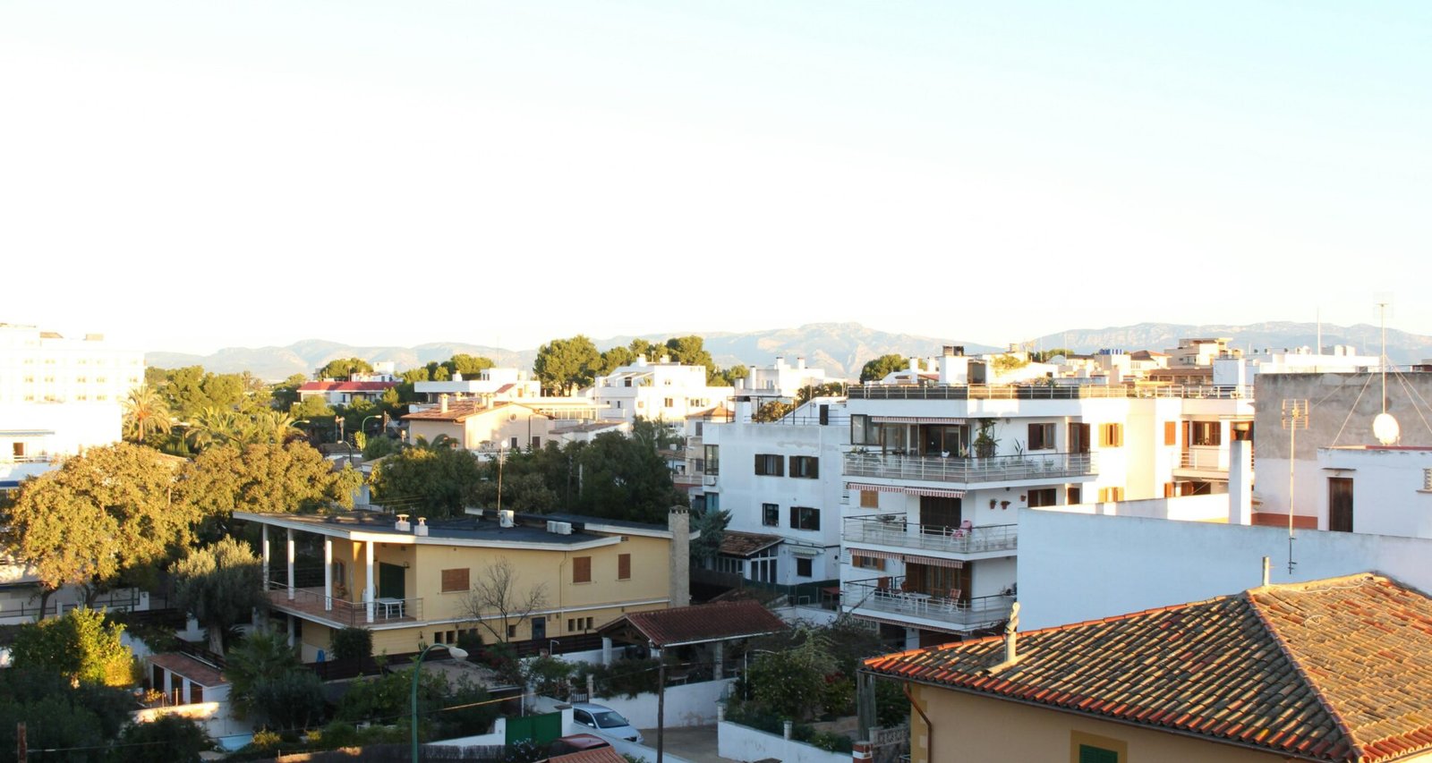 Stadtansicht auf Mallorca von einem Dach aus, mit Gebäuden und Straßen im Blickfeld, aufgenommen von Behnaz.
