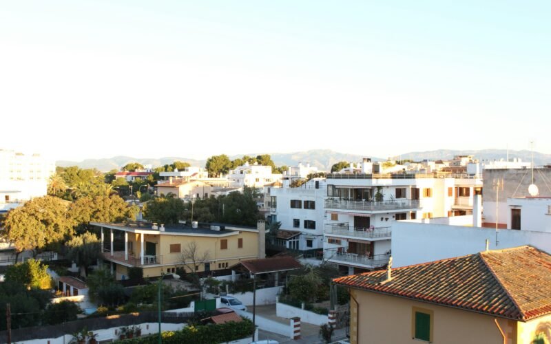 Stadtansicht auf Mallorca von einem Dach aus, mit Gebäuden und Straßen im Blickfeld, aufgenommen von Behnaz.