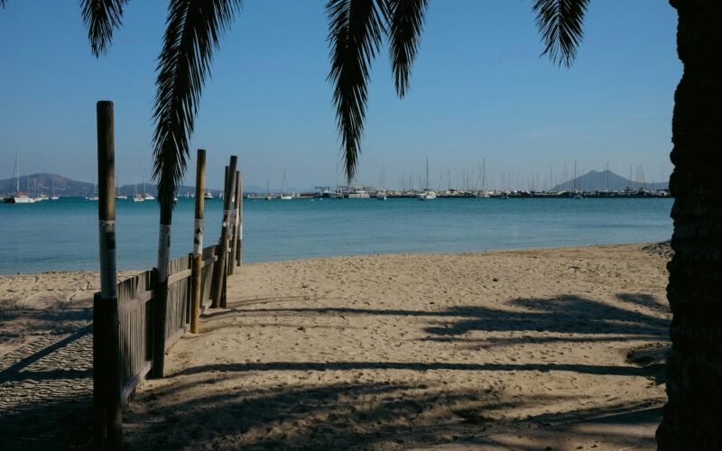 Strand auf Mallorca mit Booten im Wasser, aufgenommen von Konstantin Chemeris