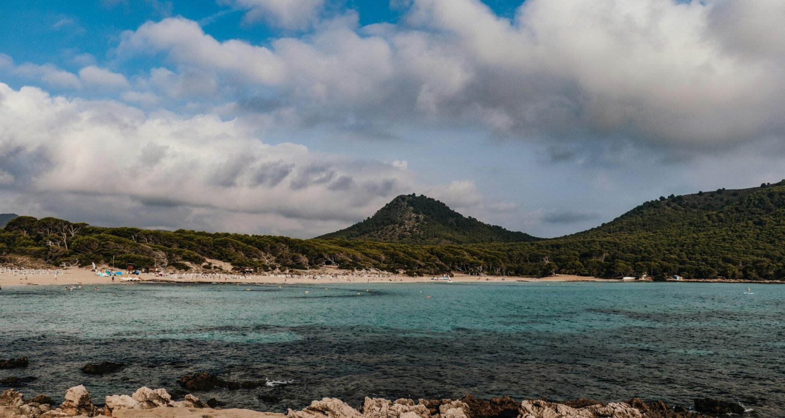 Ein Gewässer mit Bergen im Hintergrund auf Mallorca, aufgenommen von Anna