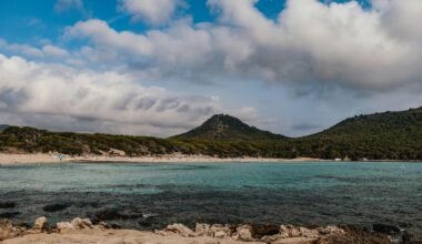 Ein Gewässer mit Bergen im Hintergrund auf Mallorca, aufgenommen von Anna