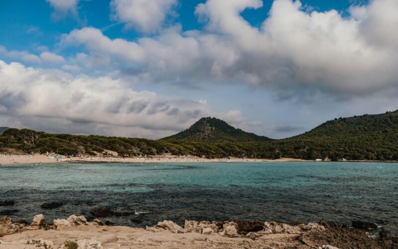 Ein Gewässer mit Bergen im Hintergrund auf Mallorca, aufgenommen von Anna