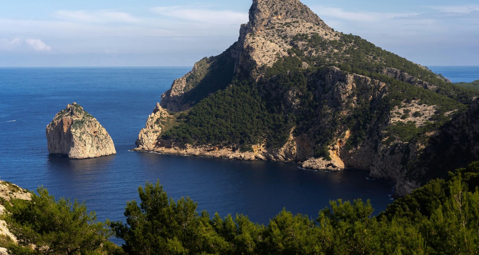 Großer Felsen inmitten eines ruhigen Wasserbeckens auf Mallorca, aufgenommen von Mariya.