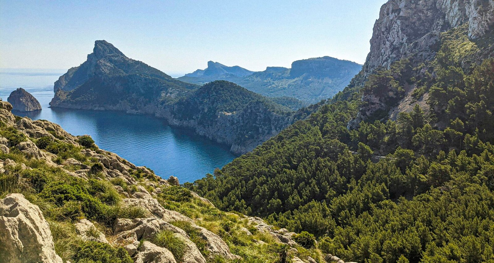 Großer Wassersee umgeben von Bergen auf Mallorca, aufgenommen von Andre Blanco