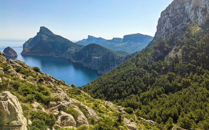 Großer Wassersee umgeben von Bergen auf Mallorca, aufgenommen von Andre Blanco