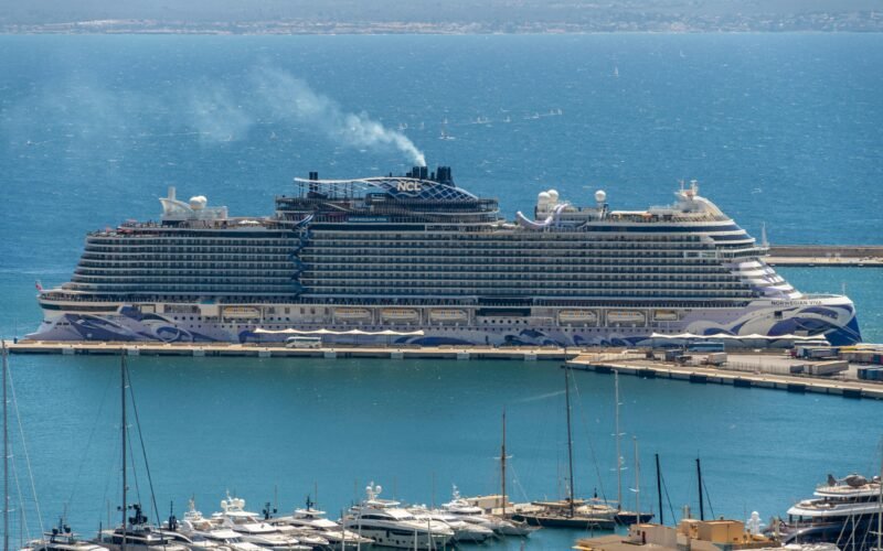 Großes Kreuzfahrtschiff im Hafen auf Mallorca, festgemacht an den Anlegestellen, aufgenommen von David Vives