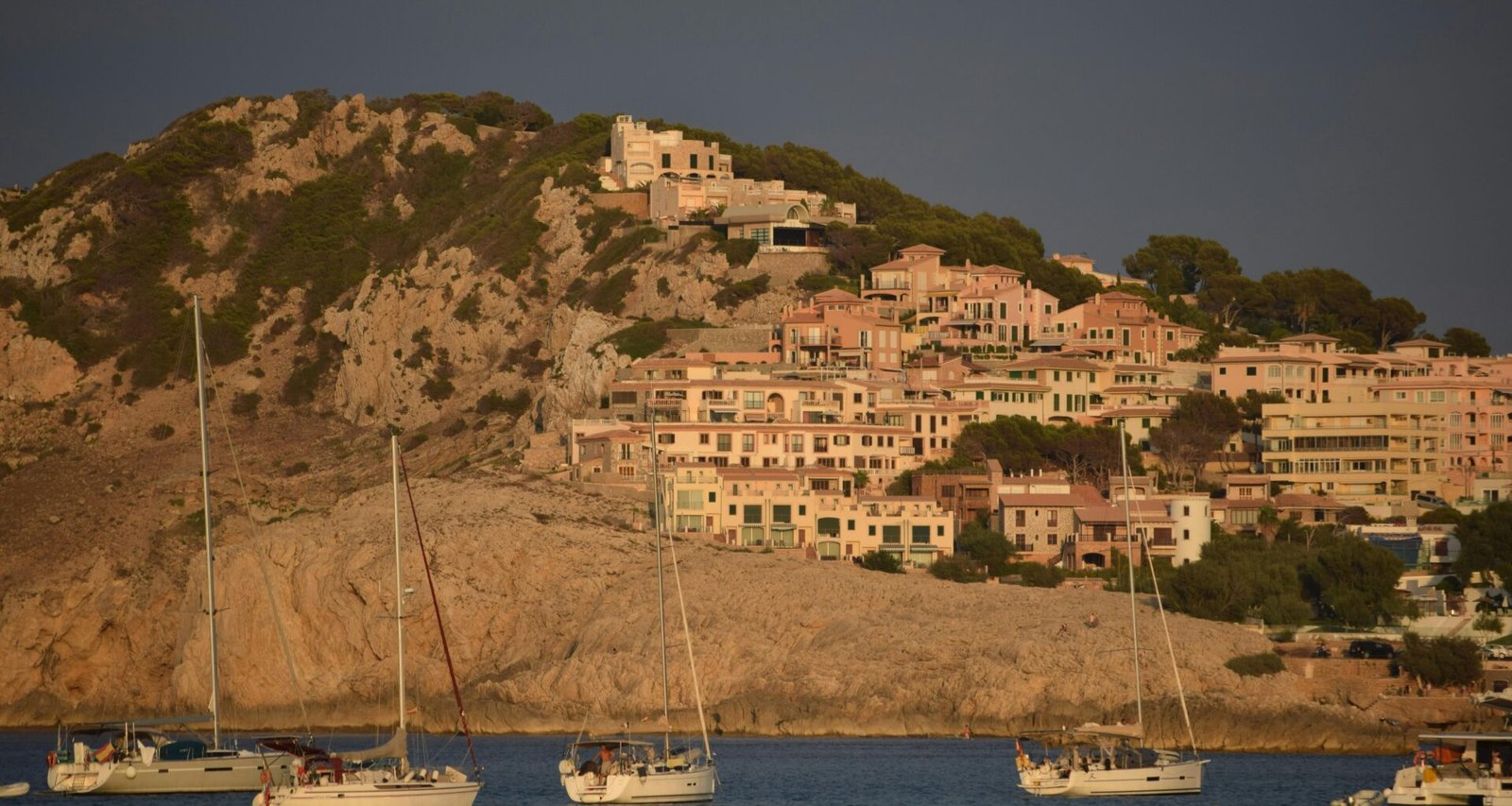 Mehrere Boote treiben ruhig auf Mallorca auf dem Wasser, aufgenommen von Jannik.