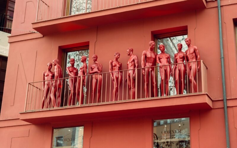 Gruppierung von Statuen auf einem Balkon eines Gebäudes auf Mallorca, fotografiert von Julian.