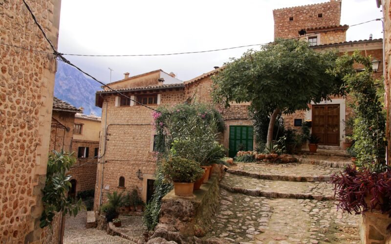 Kopfsteinpflasterstraße in einem kleinen Dorf auf Mallorca, aufgenommen von Alex Kulikov