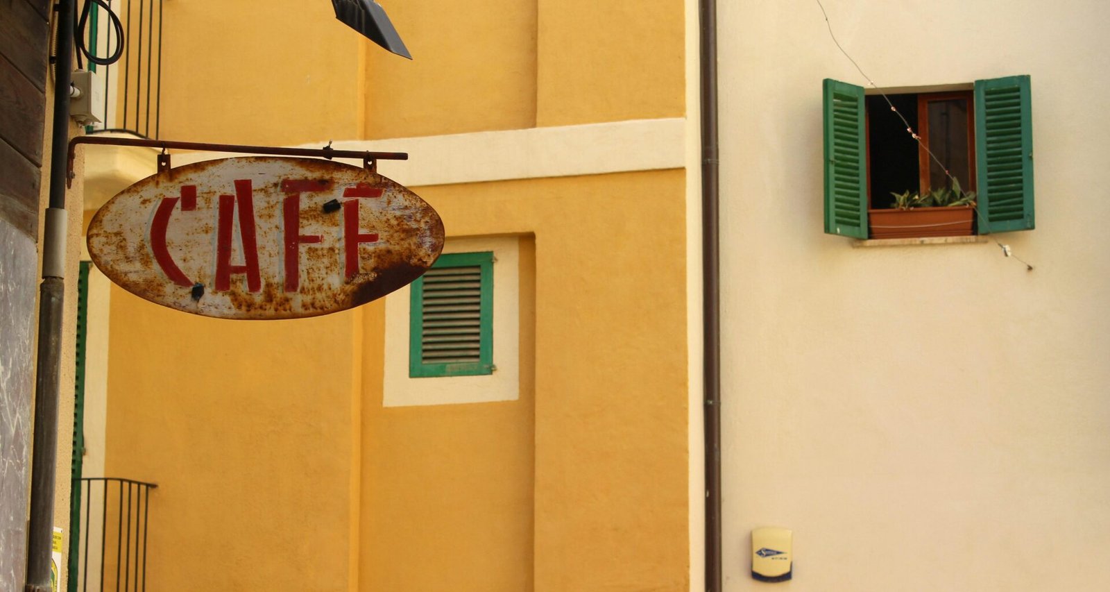 Gelb-weißes Betongebäude auf Mallorca mit klaren Linien und moderner Gestaltung, fotografiert von L'Odyssée Belle.