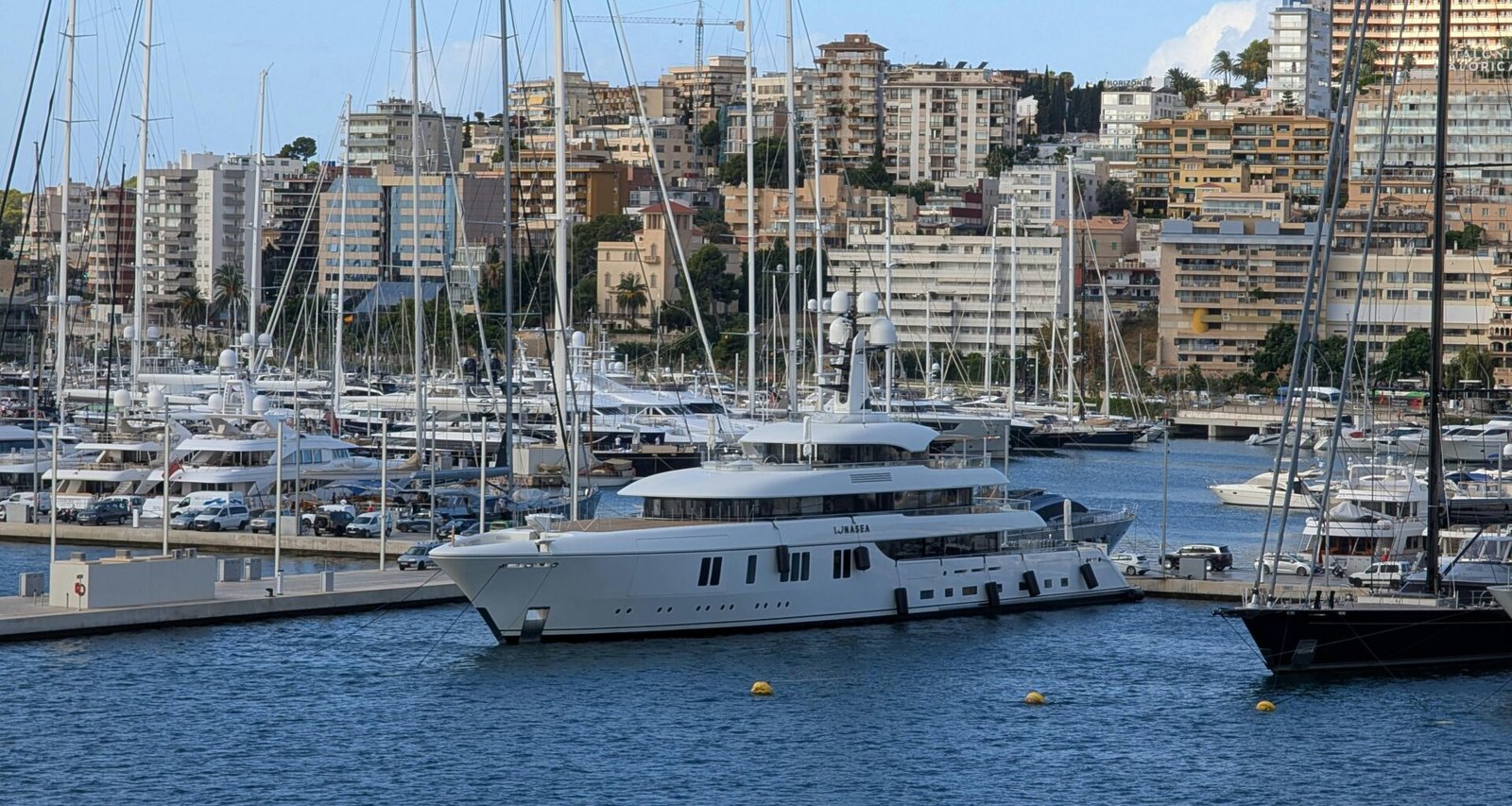 Große weiße Yacht im Hafen auf Mallorca, festgemacht und umgeben von anderen Booten, aufgenommen von David Vives.