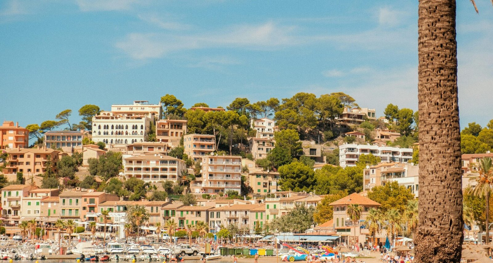 Küstendorf mit Gebäuden auf einem Hügel, Blick auf den Strand auf Mallorca, fotografiert von Alexis Presa