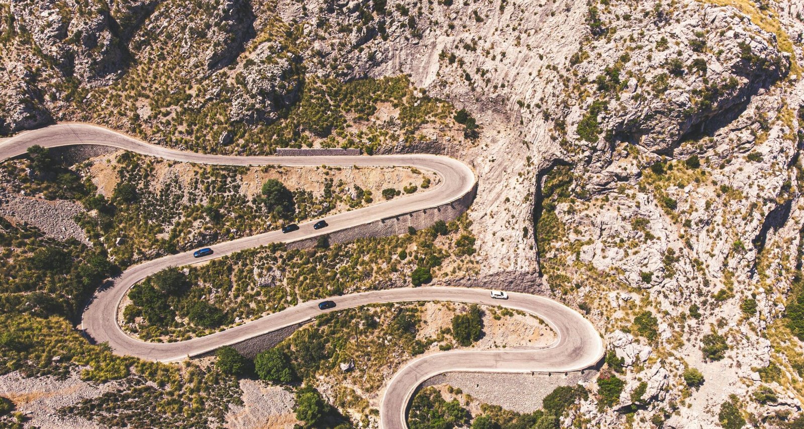 Luftaufnahme eines Fahrzeugs auf einer Straße auf Mallorca bei Tageslicht, aufgenommen von Christian Waske