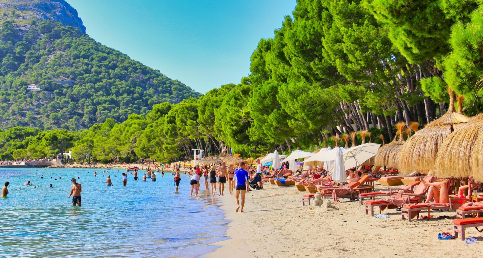 Menschen entspannen sich am Strand auf Mallorca bei Tageslicht, aufgenommen von DJ Nick Otronic.