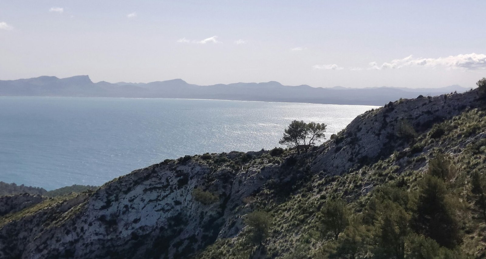 Aussicht auf Wasser von einem Hügel auf Mallorca, aufgenommen von Muzykalne Podróże