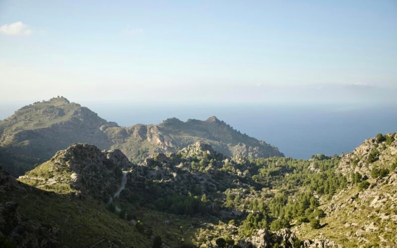 Bergkette auf Mallorca von einem hohen Aussichtspunkt aus fotografiert, mit Bergen und Himmel im Hintergrund