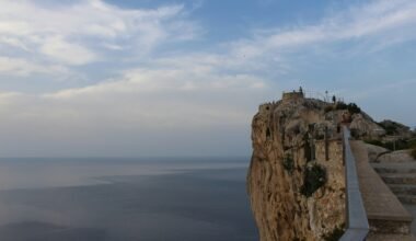 Braune Felsformation nahe Wasser während des Tages auf Mallorca, aufgenommen von Morio Kajiwara