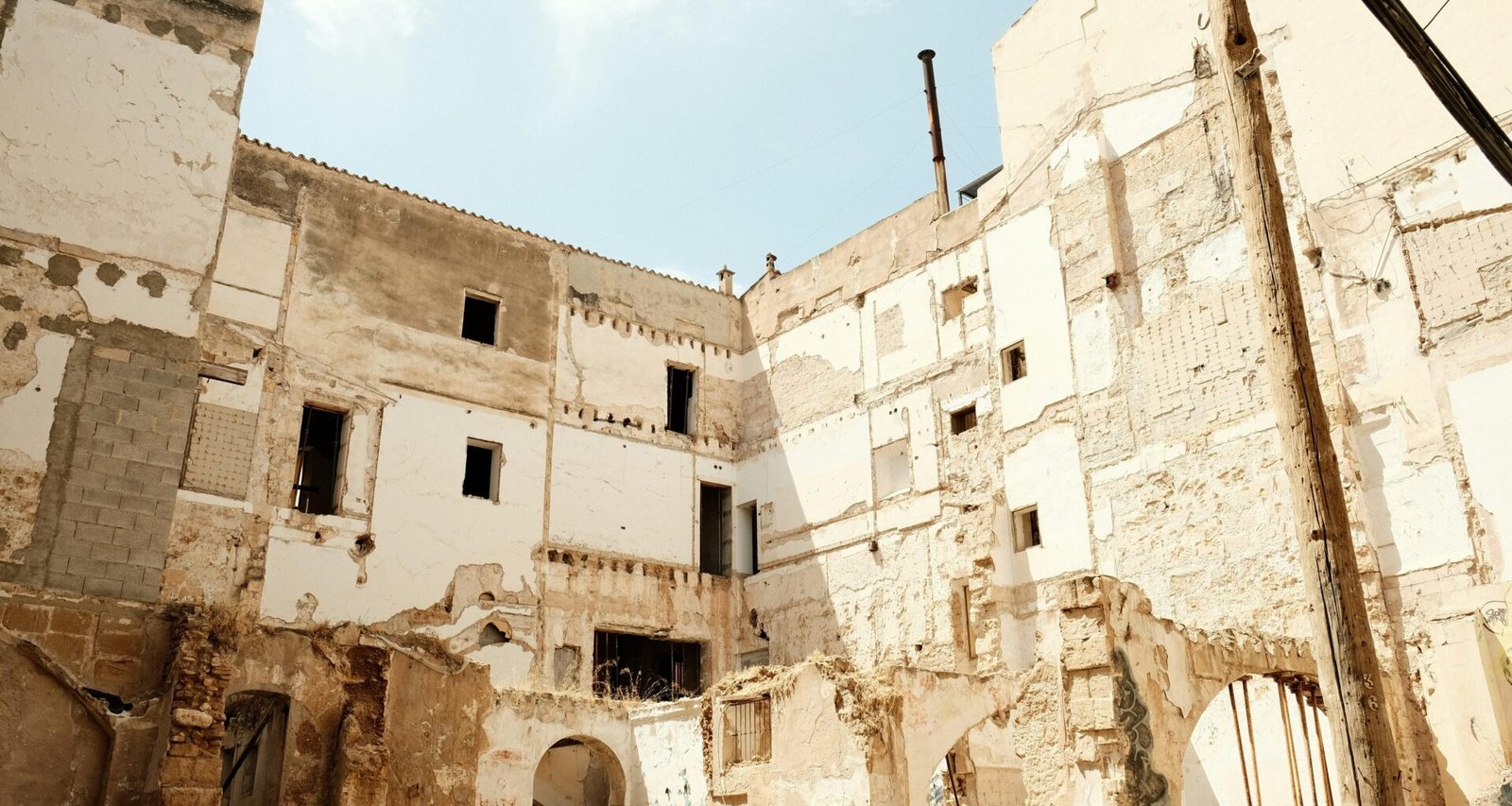 Altes Gebäude mit Uhrturm auf Mallorca, aufgenommen von Felix, zeigt die historische Architektur der Insel.