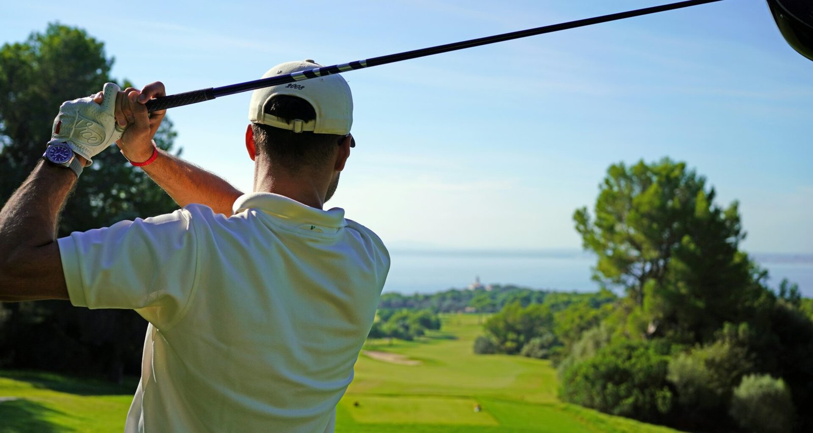 Mann beim Golfabschlag auf Mallorca, aufgenommen von Frederik Rosar