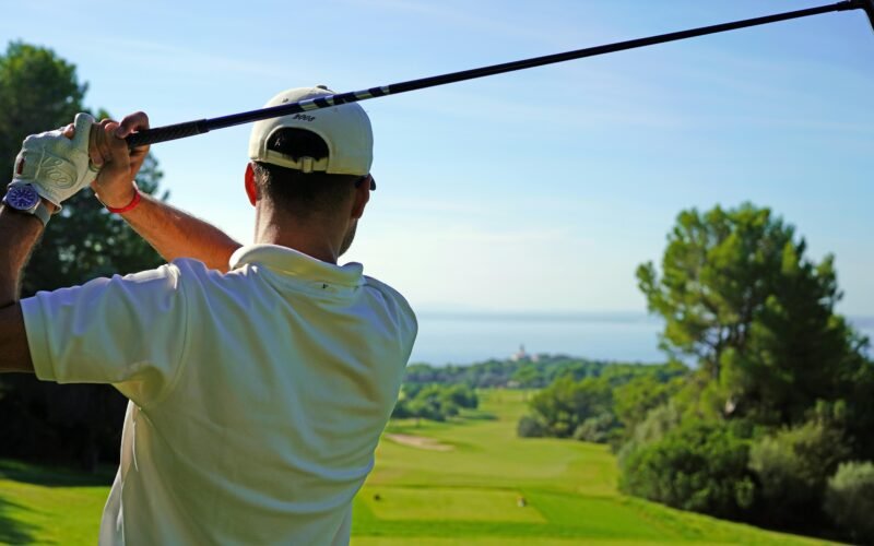 Mann beim Golfabschlag auf Mallorca, aufgenommen von Frederik Rosar