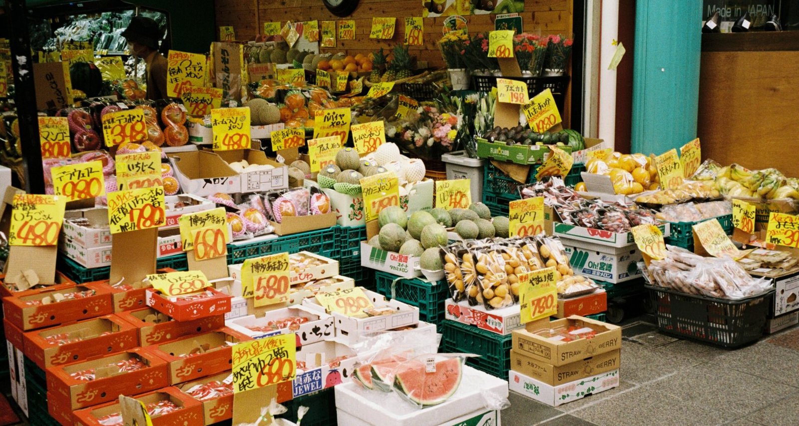 Markt auf Mallorca mit zahlreichen bunten Früchten und Gemüseständen, aufgenommen von Sylvia Zhou