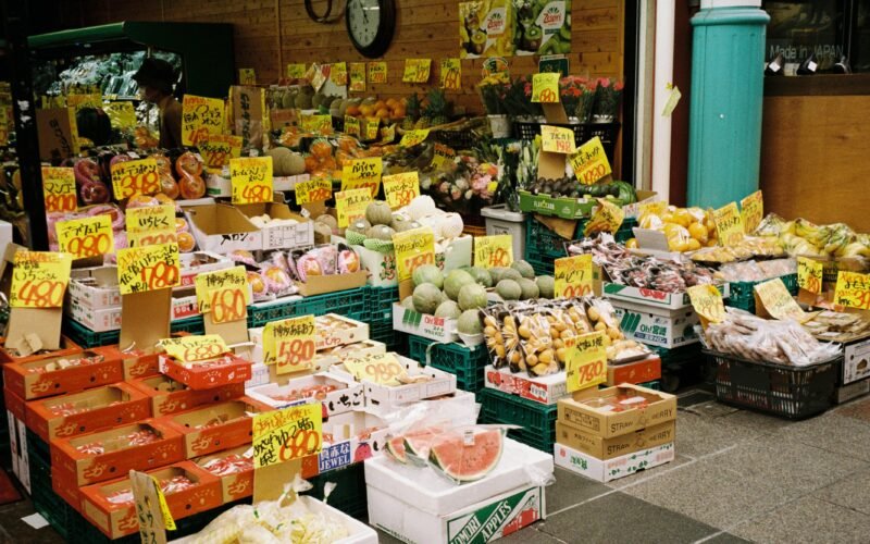 Markt auf Mallorca mit zahlreichen bunten Früchten und Gemüseständen, aufgenommen von Sylvia Zhou
