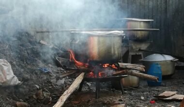 Grauer Metallkochtopf auf Mallorca auf einem Holzfeuer, das zum traditionellen Kochen genutzt wird