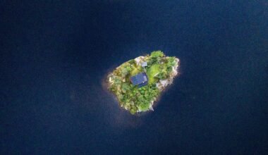 Luftaufnahme eines blauen Gebäudes in der Mitte einer Insel auf Mallorca, aufgenommen von Thomas Griesbeck