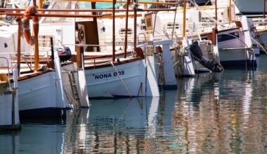 Reihe weißer Segelboote im Hafen auf Mallorca, aufgenommen von Tanja Cotoaga