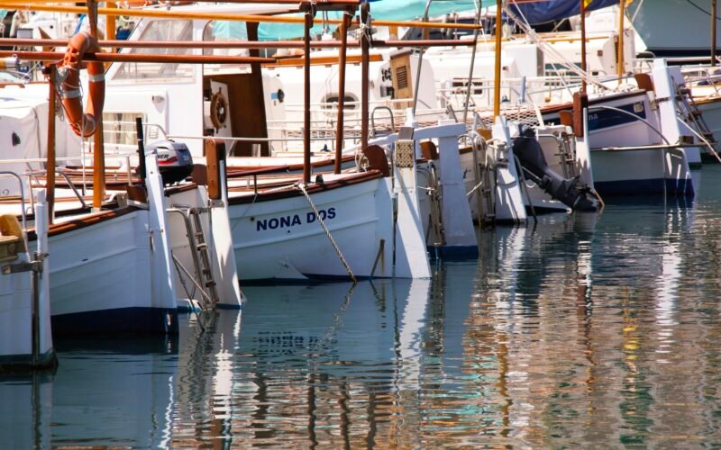 Reihe weißer Segelboote im Hafen auf Mallorca, aufgenommen von Tanja Cotoaga