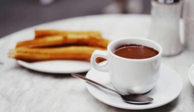 Tasse Schokoladendrink mit Churros auf Mallorca, fotografiert von Oscar Nord