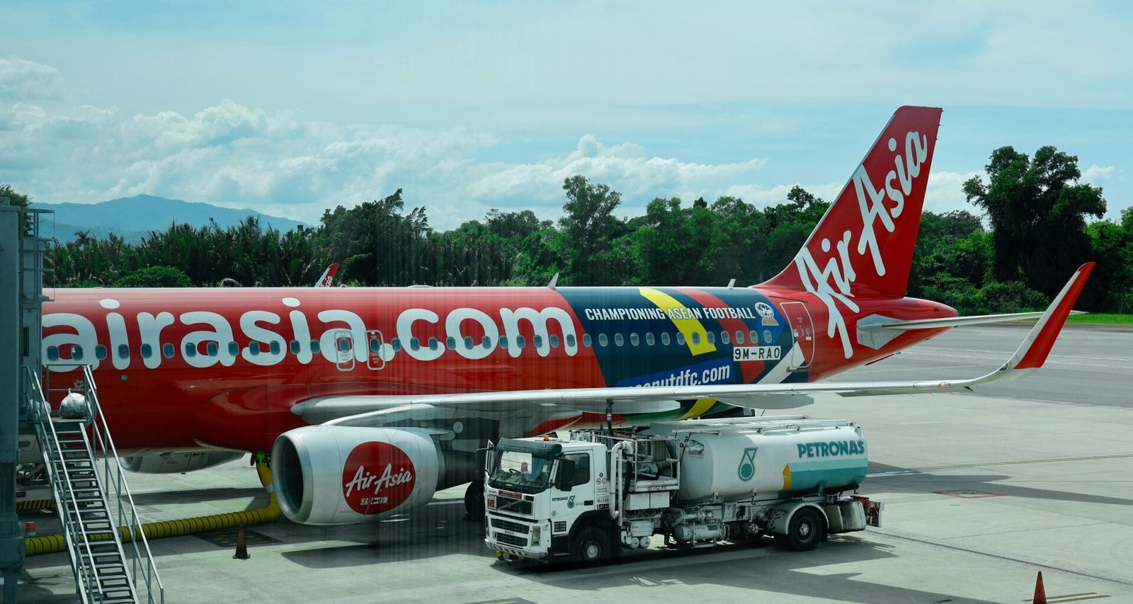 Airasia Flugzeug wird auf Mallorca am Flughafen am Boden betankt, aufgenommen von You Le