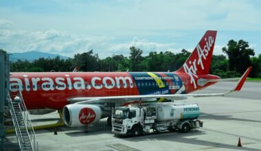 Airasia Flugzeug wird auf Mallorca am Flughafen am Boden betankt, aufgenommen von You Le