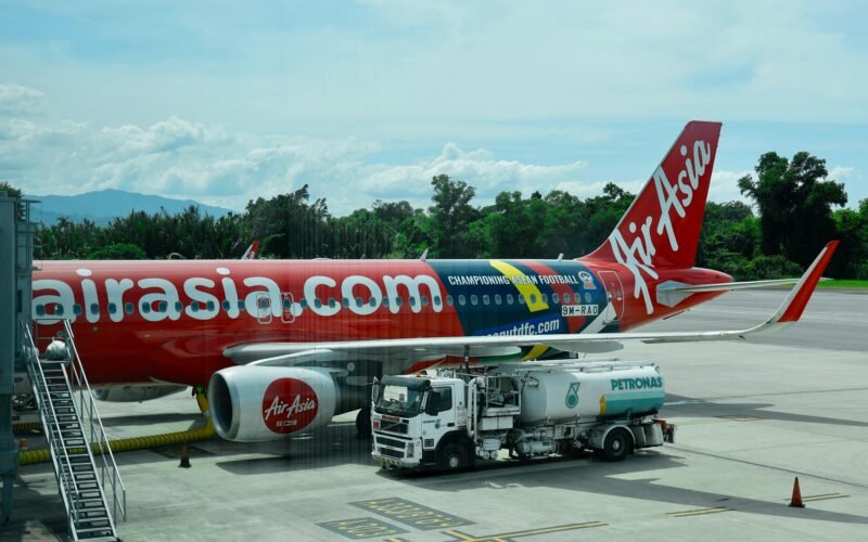 Airasia Flugzeug wird auf Mallorca am Flughafen am Boden betankt, aufgenommen von You Le