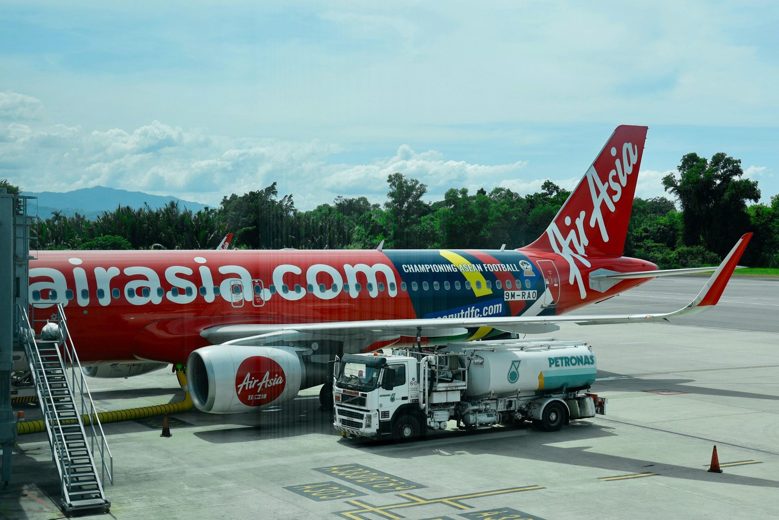 Airasia Flugzeug wird auf Mallorca am Flughafen am Boden betankt, aufgenommen von You Le