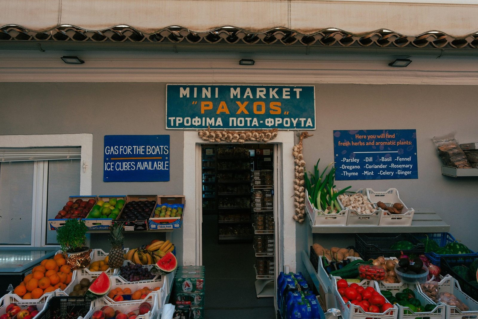Mini Markt auf Mallorca verkauft frische Früchte, Getränke und andere Produkte, fotografiert von Luke Moss