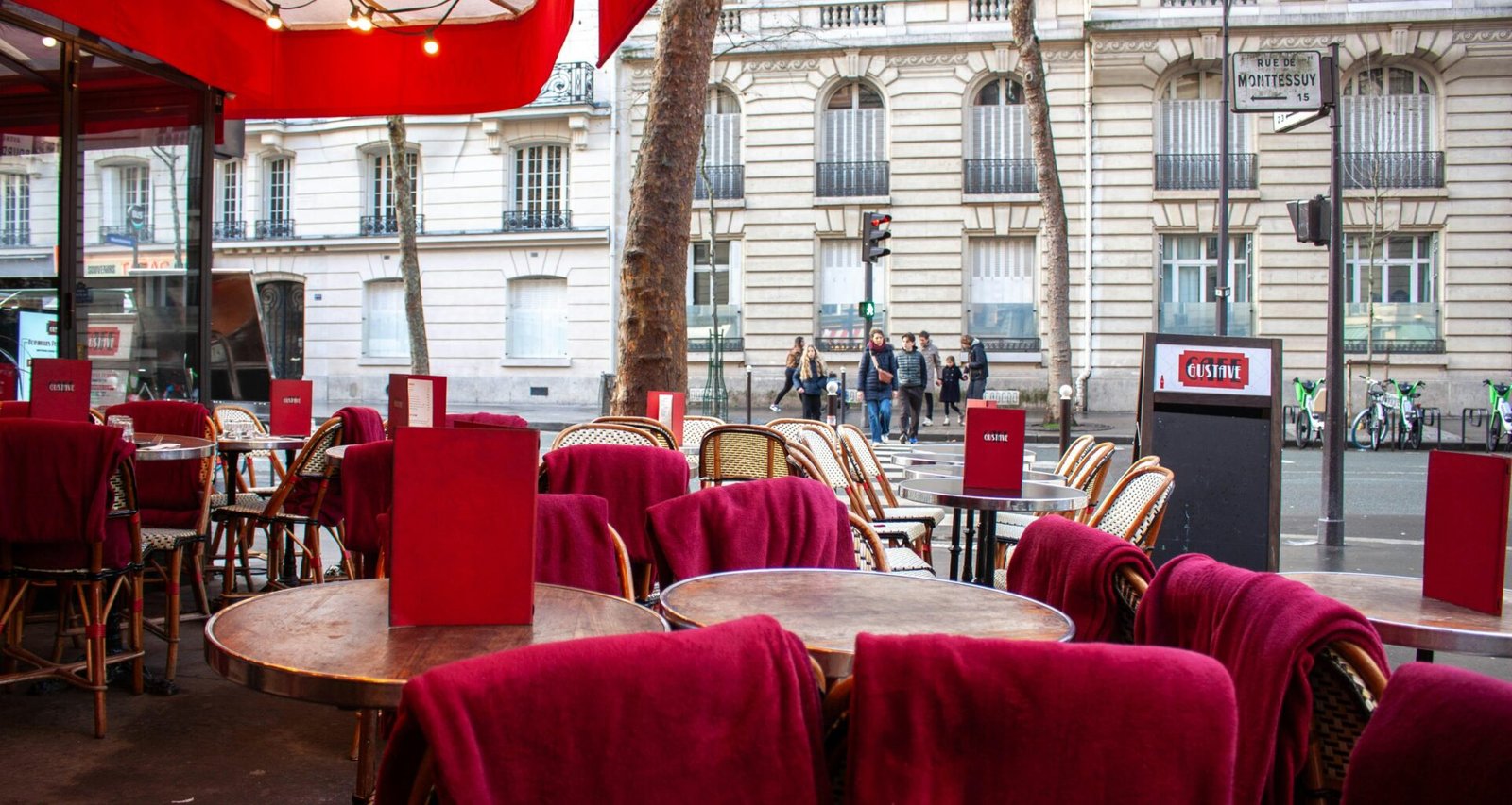 Außen-Café mit roten Stühlen und Tischen auf Mallorca, ideal für einen entspannten Aufenthalt im Freien
