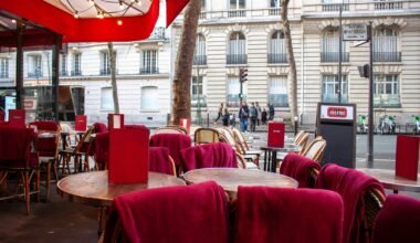 Außen-Café mit roten Stühlen und Tischen auf Mallorca, ideal für einen entspannten Aufenthalt im Freien