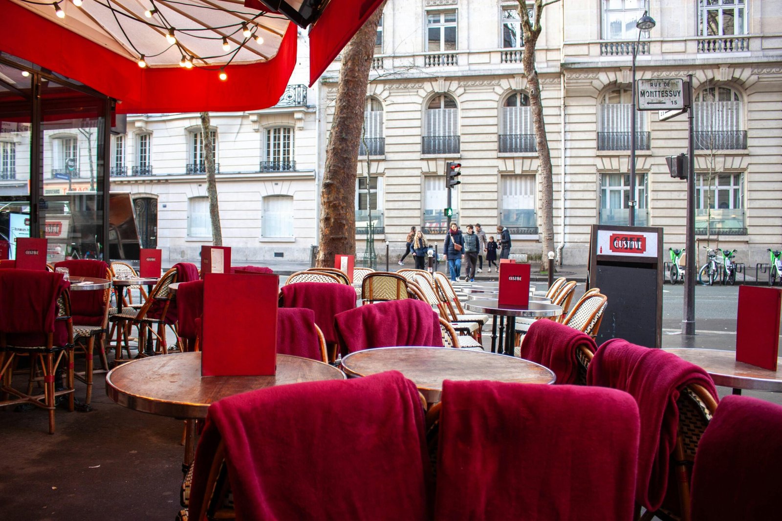 Außen-Café mit roten Stühlen und Tischen auf Mallorca, ideal für einen entspannten Aufenthalt im Freien