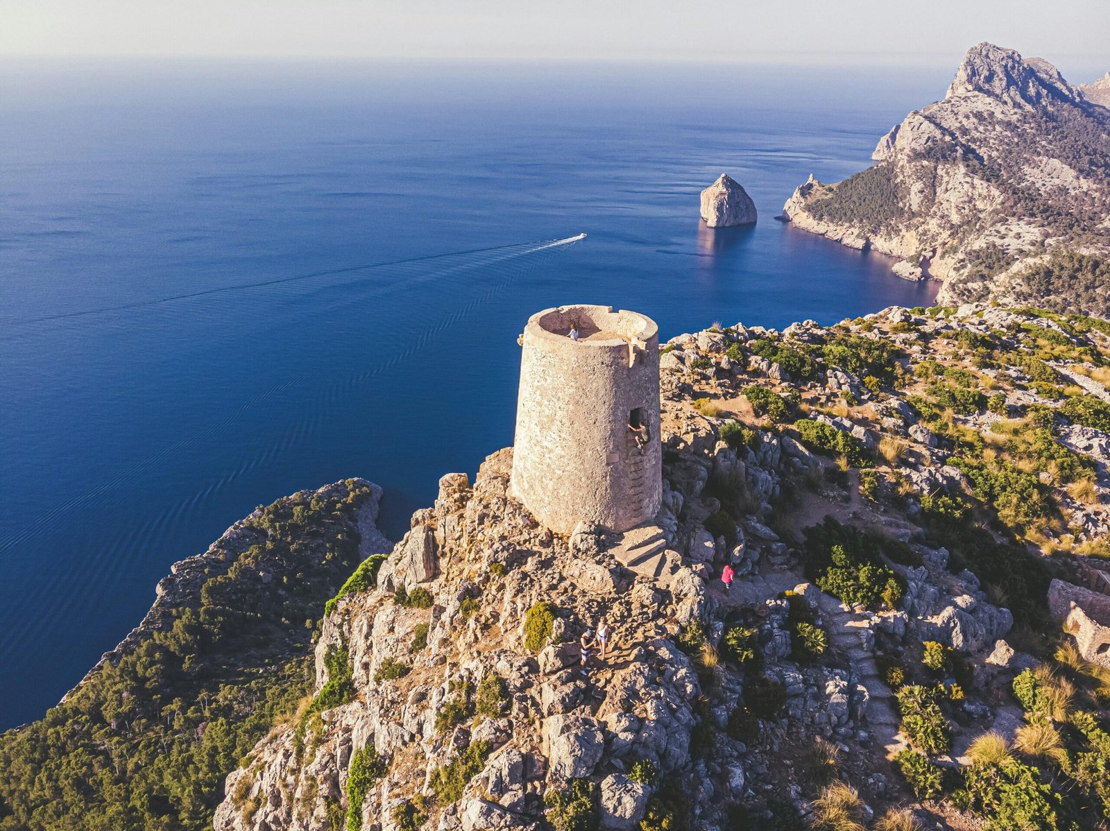 Beige Hochhaus auf Mallorca mit klaren Linien und moderner Bauweise, aufgenommen von Christian Waske.