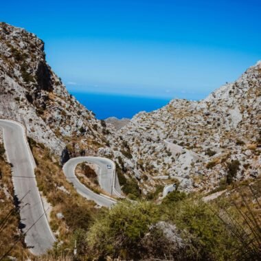Berg und Straße auf Mallorca, aufgenommen von Michael Heuser, zeigt die natürliche Schönheit der Insel