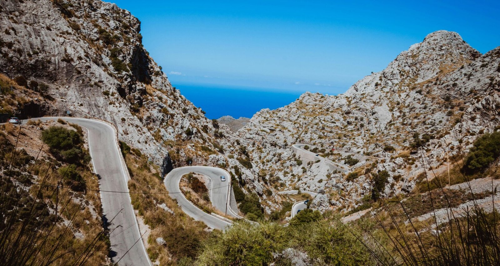 Berg und Straße auf Mallorca, aufgenommen von Michael Heuser, zeigt die natürliche Schönheit der Insel im Hintergrund.