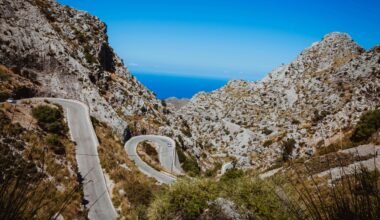 Berg und Straße auf Mallorca, aufgenommen von Michael Heuser, zeigt die natürliche Schönheit der Insel im Hintergrund.