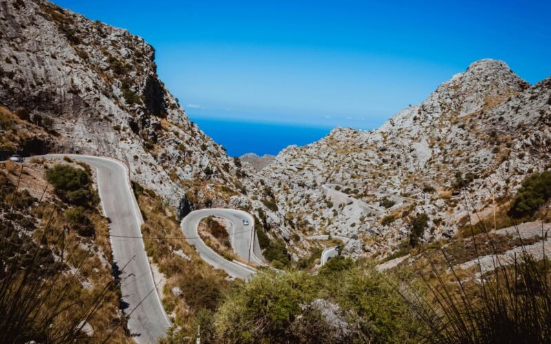 Berg und Straße auf Mallorca, aufgenommen von Michael Heuser, zeigt die natürliche Schönheit der Insel im Hintergrund.