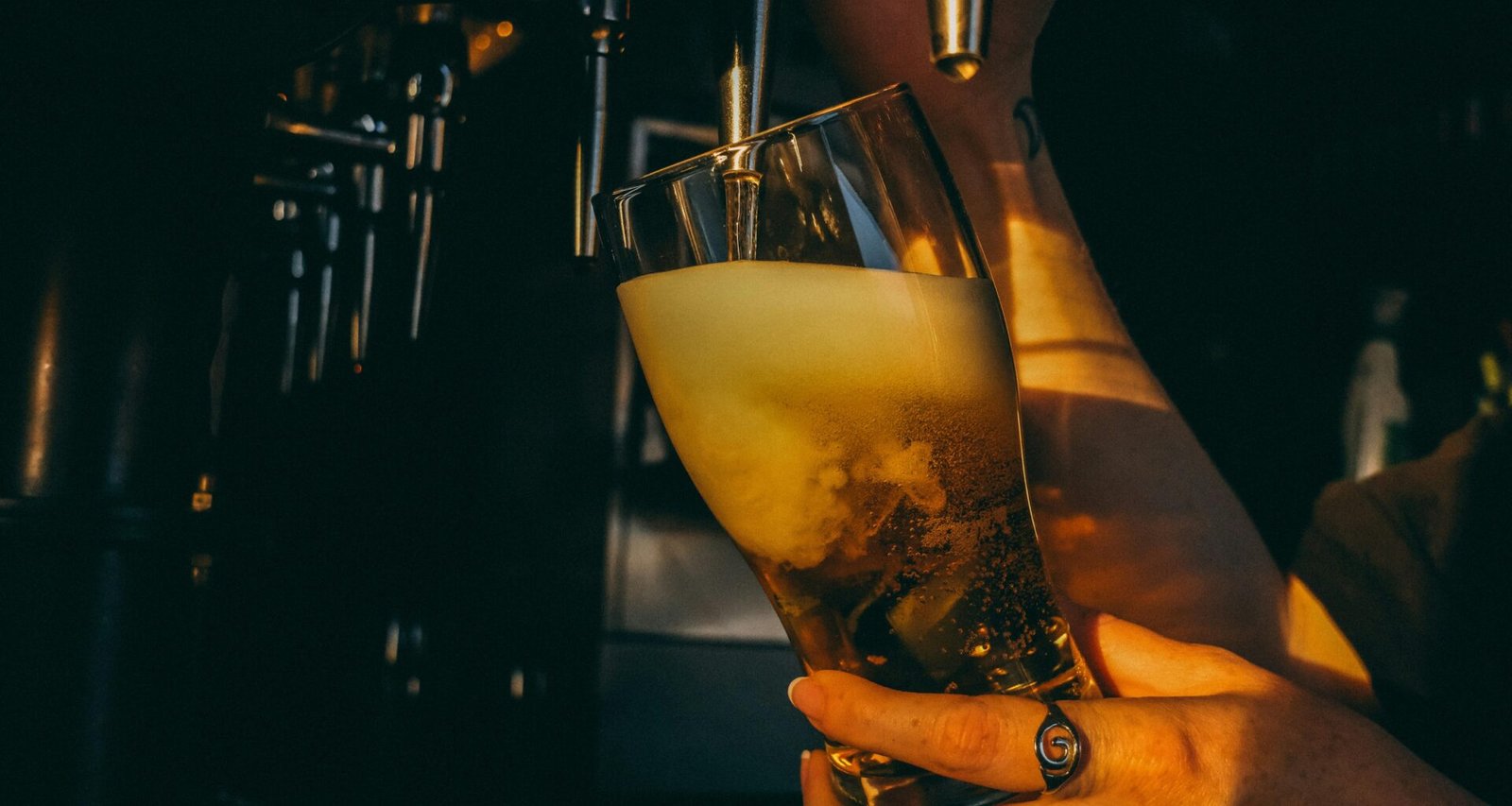 Bier wird in einer Bar auf Mallorca in ein Glas eingeschenkt, aufgenommen von Jessica Lenihan.