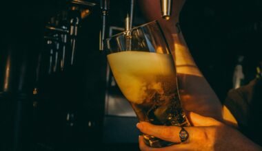Bier wird in einer Bar auf Mallorca in ein Glas eingeschenkt, aufgenommen von Jessica Lenihan.