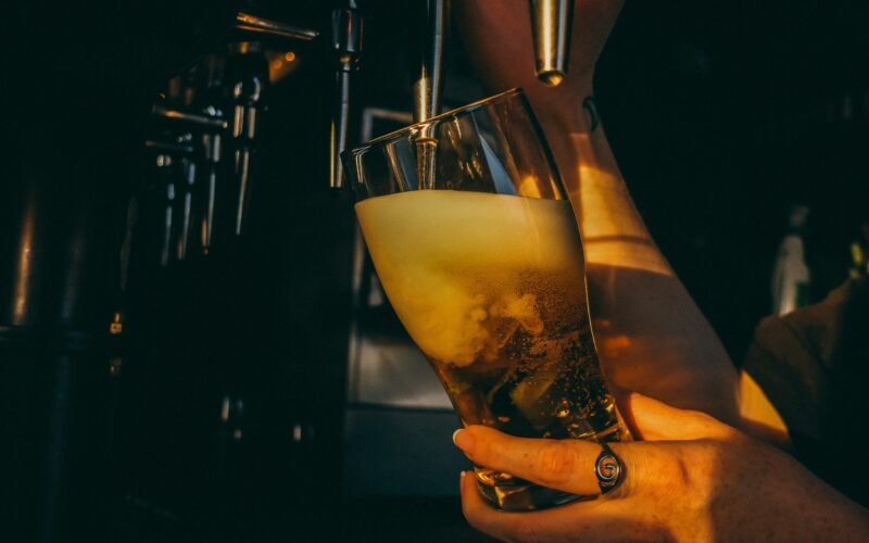 Bier wird in einer Bar auf Mallorca in ein Glas eingeschenkt, aufgenommen von Jessica Lenihan.