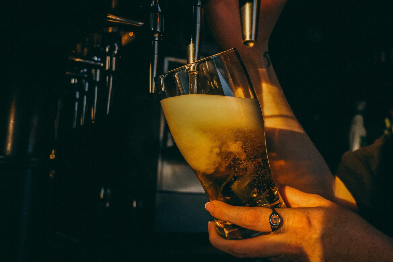 Bier wird in einer Bar auf Mallorca in ein Glas eingeschenkt, aufgenommen von Jessica Lenihan.