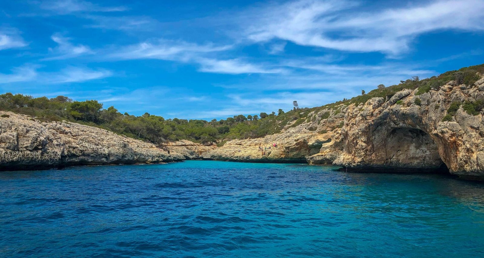 Blauer Körper Wasser unter blauem Himmel auf Mallorca, aufgenommen von Gary Butterfield